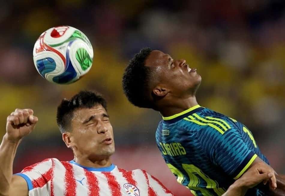 John Arias disputa a bola com o paraguaio Diego Goméz