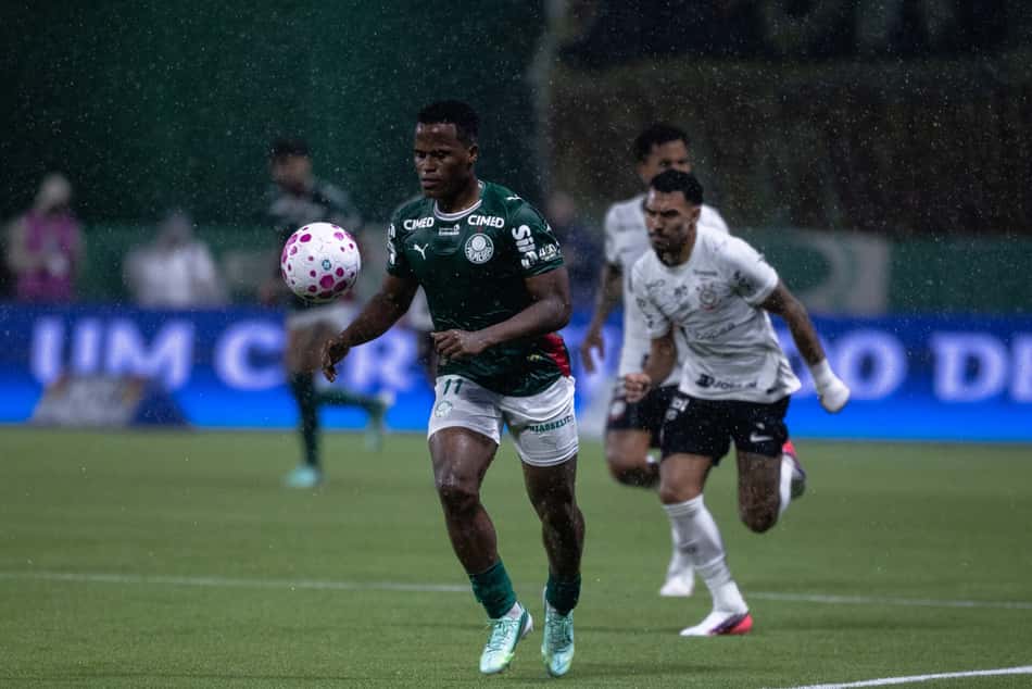 Arias em ação durante Palmeiras e Corinthians, pelo Campeonato Brasileiro