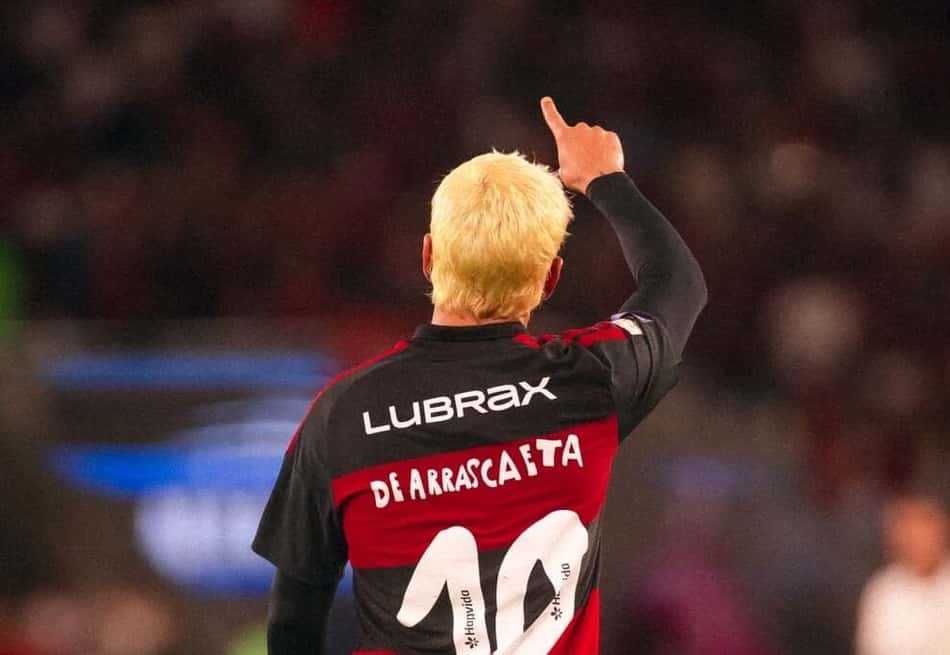 Arrascaeta celebra gol, visto de costas, camisa 10, em jogo contra Atlético Adriano Fontes.meng