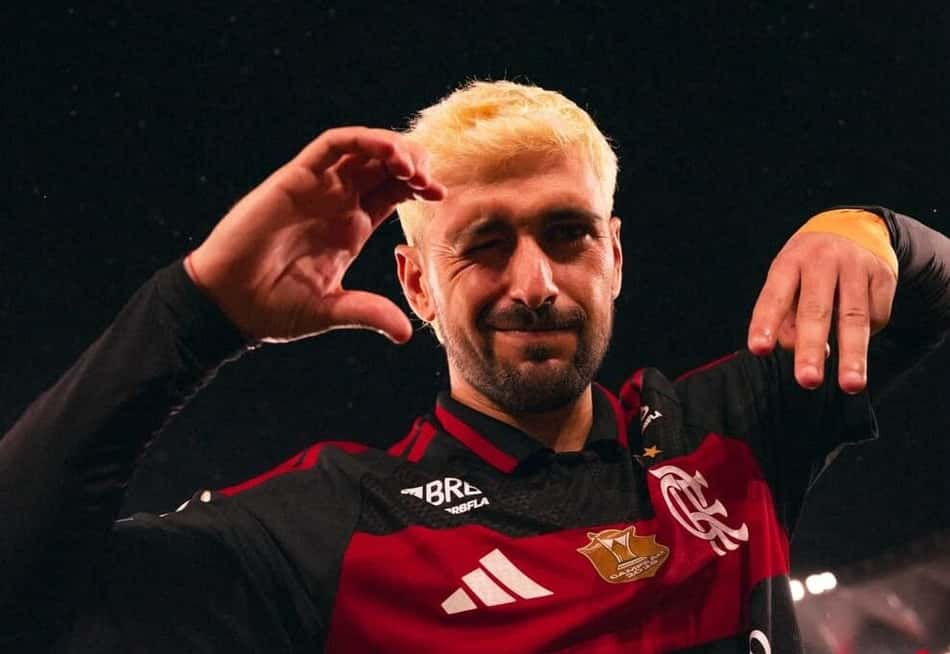 Arrascaeta comemora gol pelo Flamengo na vitória sobre o Atlético-MG.