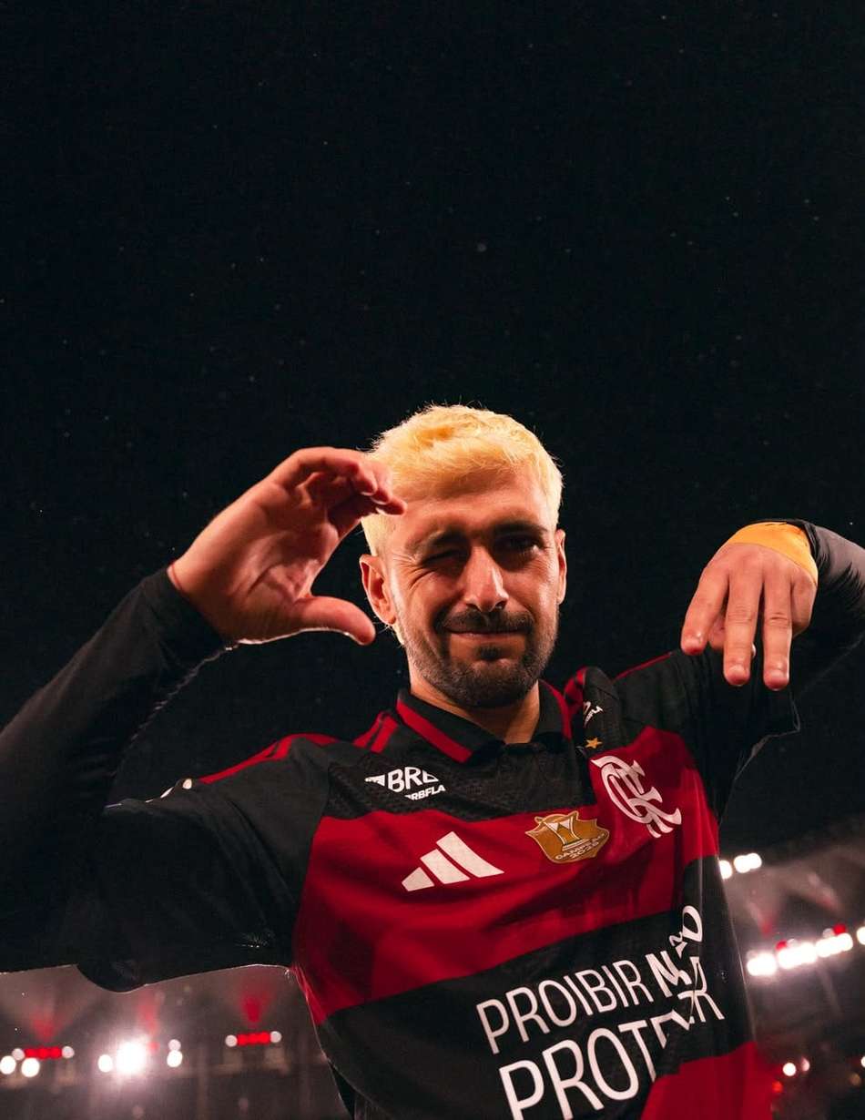 Arrascaeta comemora gol pelo Flamengo na vitória sobre o Atlético-MG.