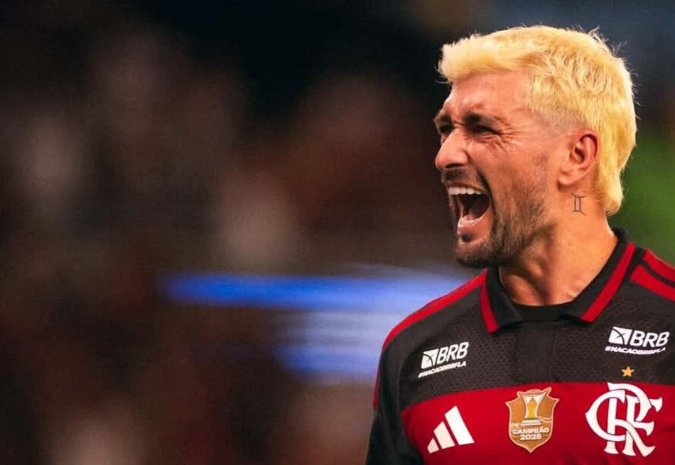 Arrascaeta comemora gol pelo Flamengo na vitória contra o Atlético.