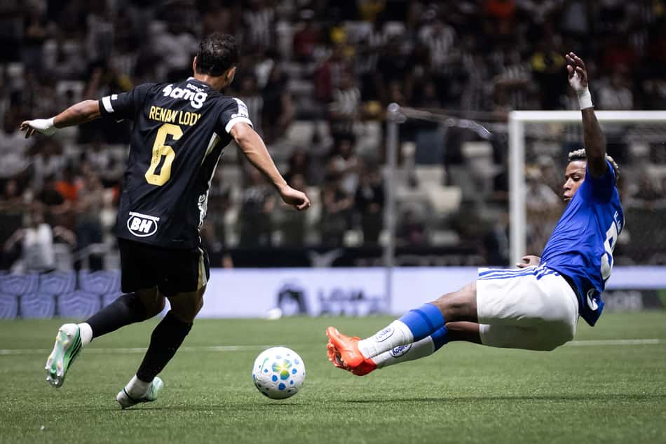 Arroyo dá carrinho em Renan Lodi durante Atlético-MG x Cruzeiro na Arena MRV