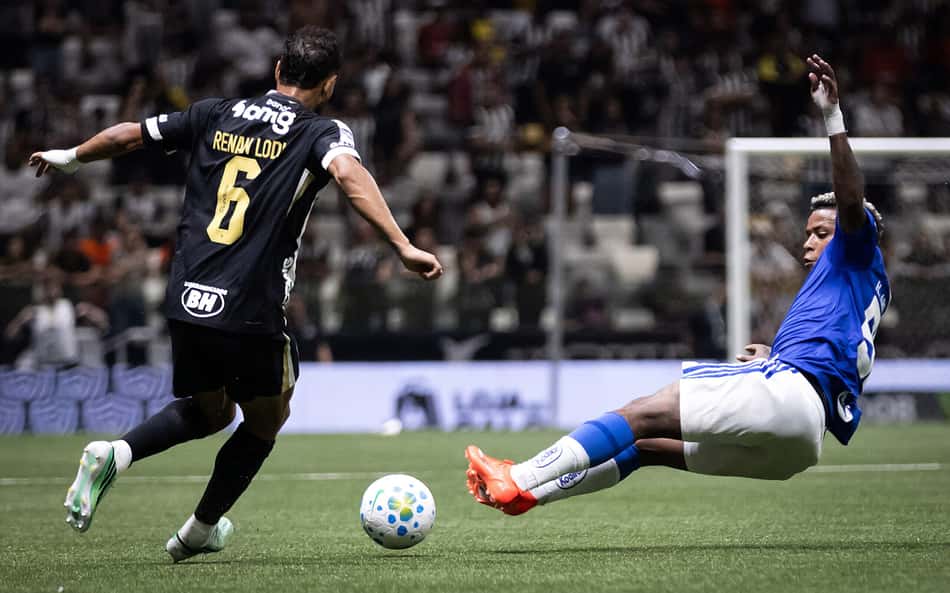 Arroyo dá carrinho em Renan Lodi durante Atlético-MG x Cruzeiro na Arena MRV