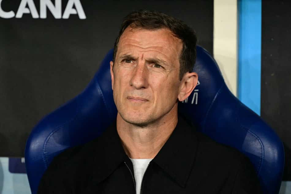 O técnico do Boca Juniors, Rodolfo Arruabarrena, observa o jogo antes da partida de volta da semifinal da Copa Sul-Americana entre o Vasco da Gama, do Brasil, e o Boca Juniors, da Argentina, no estádio do Maracanã, no Rio de Janeiro, Brasil, em 20 de outubro de 2026. (Foto: Pablo Porciúncula / AFP)
