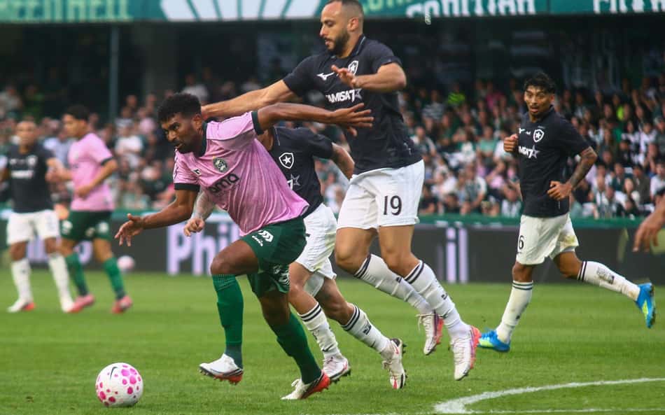 Arthur Cabral em ação durante Coritiba e Botafogo, pelo Campeonato Brasileiro