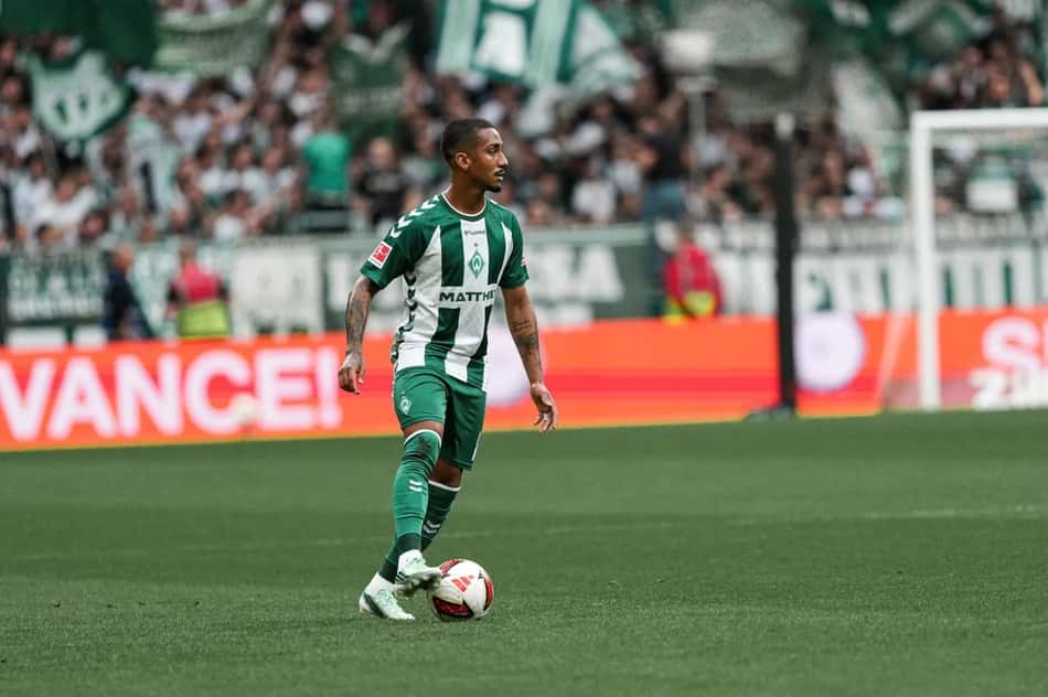 Arthur em ação pelo Werder Bremen (Foto: Divulgação)