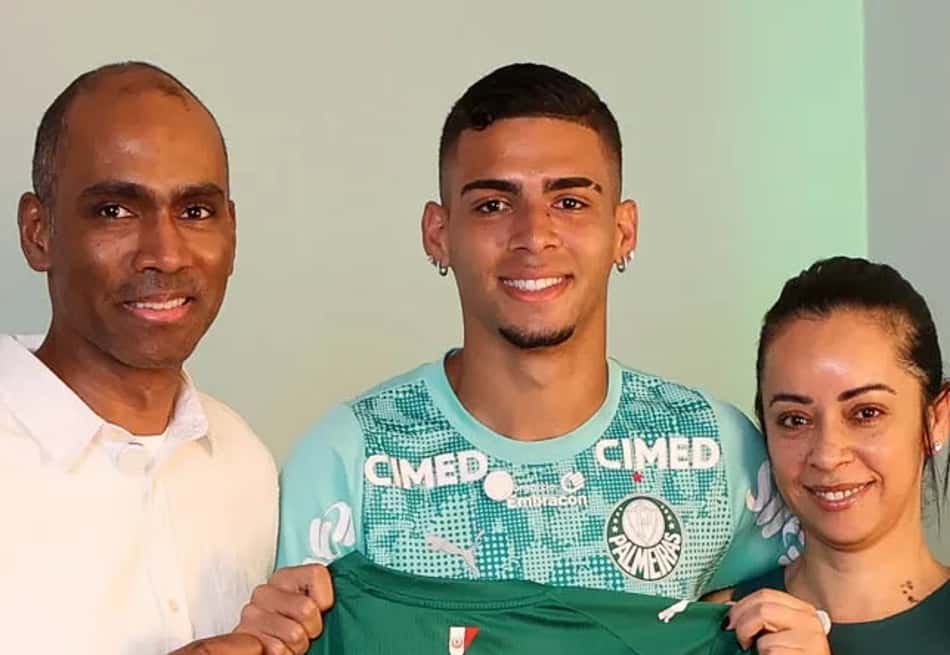 Arthur renova contrato com até 2030 e comemora: ‘Clube onde cresci’