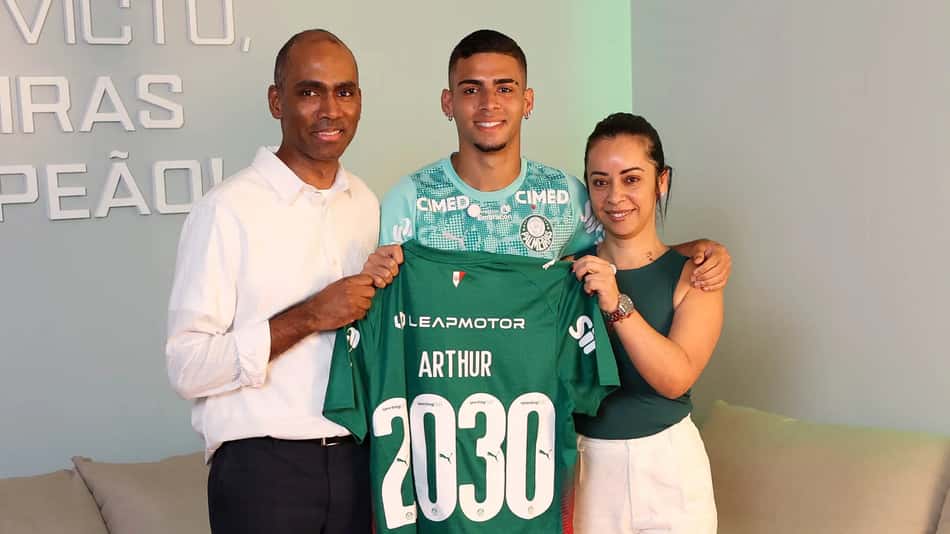 Arthur renova contrato com o Palmeiras