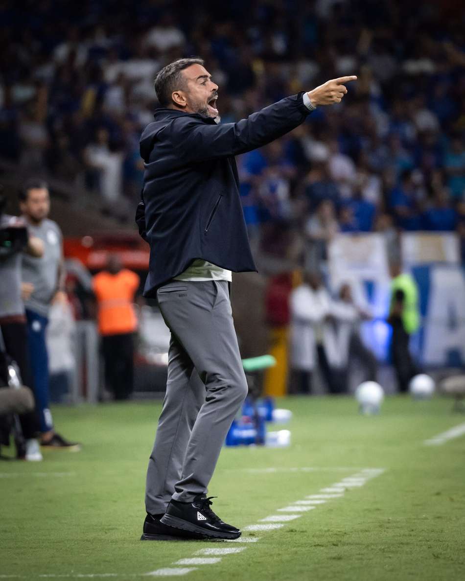 Treinador aponta para o campo durante Cruzeiro x Remo no Mineirão.