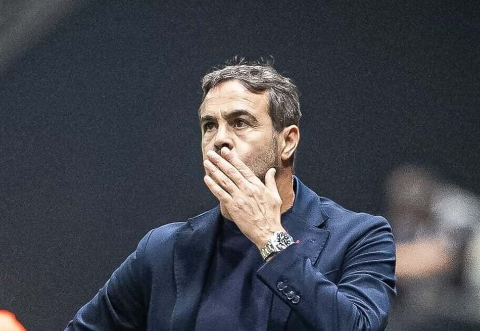 Artur Jorge contra o Atlético-MG na Arena MRV