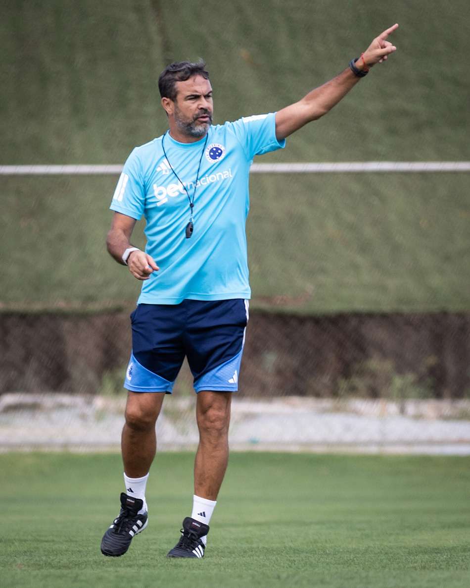 Artur Jorge em treinamento na Toca II (Foto: Gustavo Aleixo/Cruzeiro)