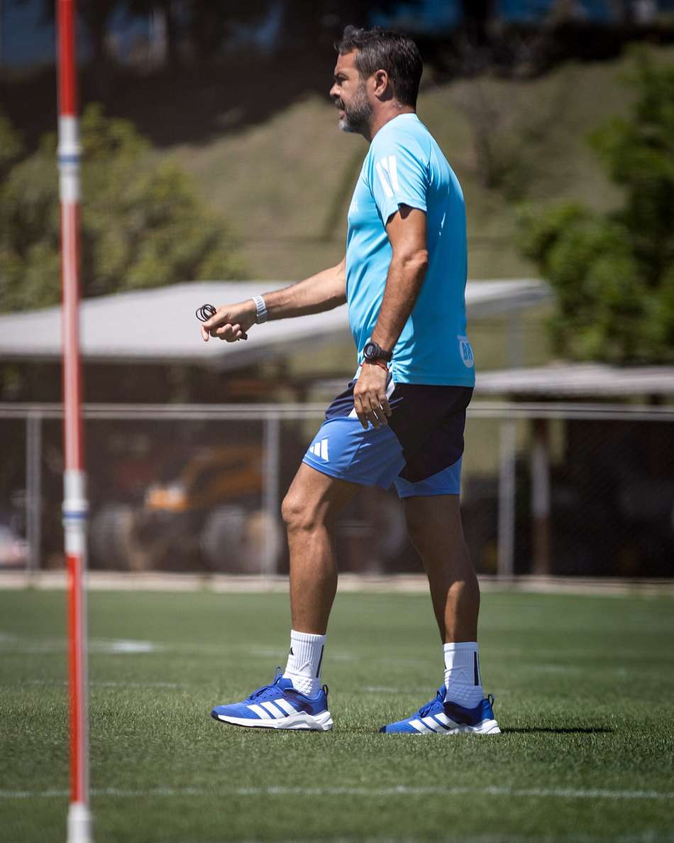 Técnico Artur Jorge lidera treino na Toca II