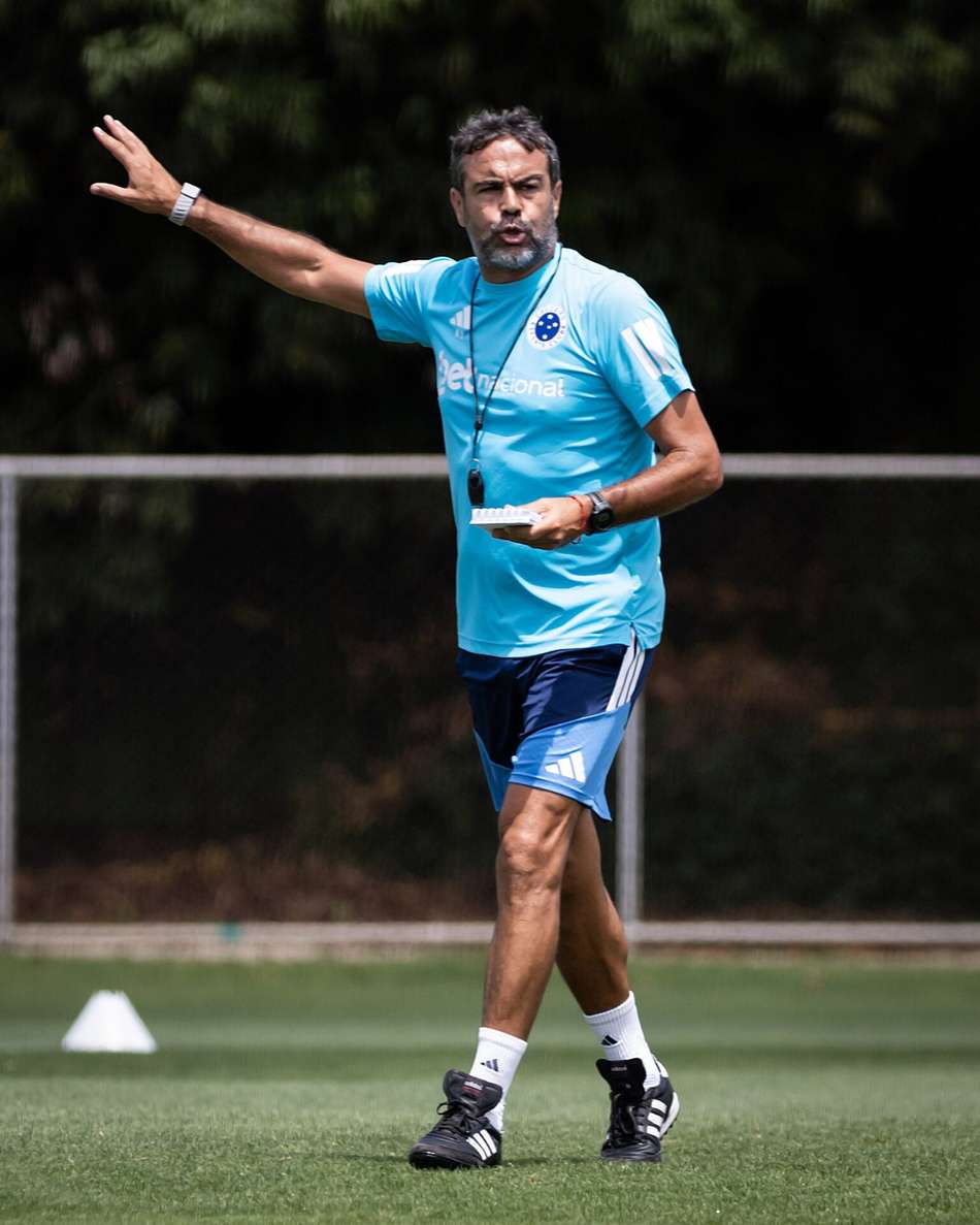 Artur Jorge em treinamento na Toca II (Foto: Gustavo Aleixo/Cruzeiro)