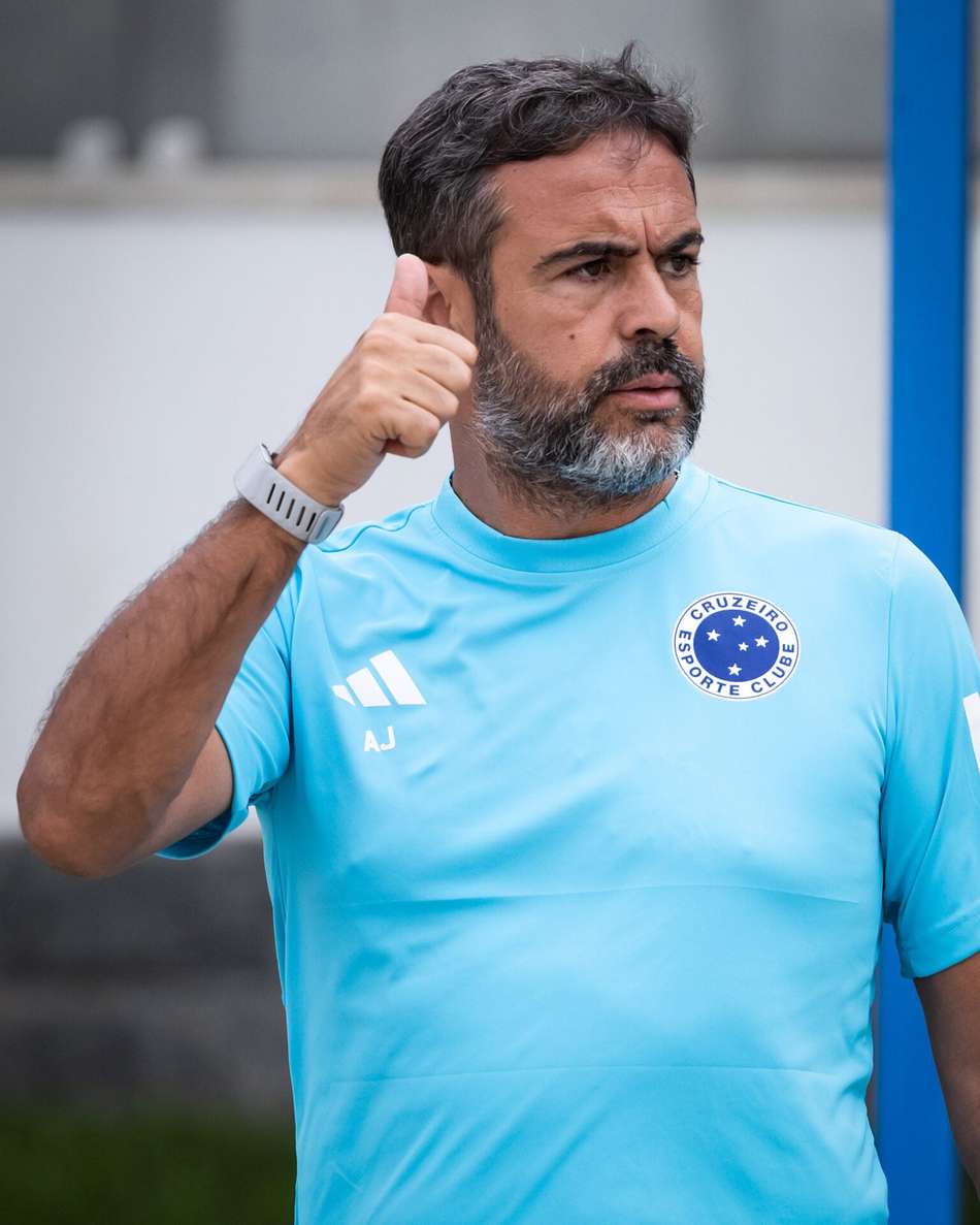 Artur Jorge em treino na véspera de Cruzeiro x Remo, camisa azul com o distintivo do Cruzeiro.