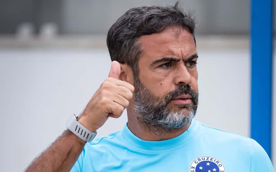Artur Jorge em treino na véspera de Cruzeiro x Remo, camisa azul com o distintivo do Cruzeiro.