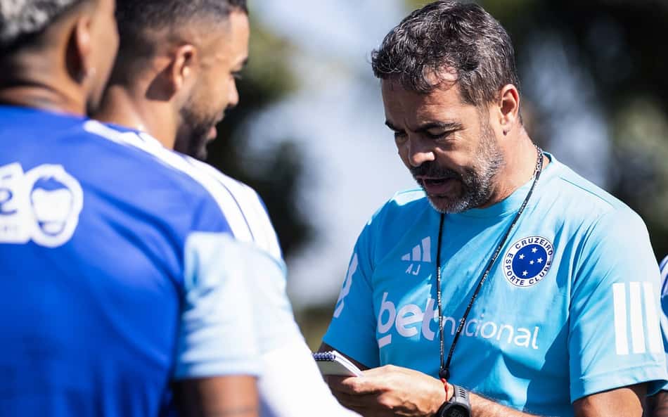 Artur Jorge faz anotação em bloco