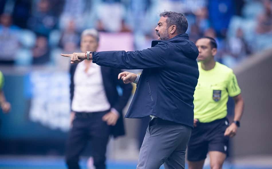 Artur Jorge aponta na Arena do Grêmio durante partida de futebol.