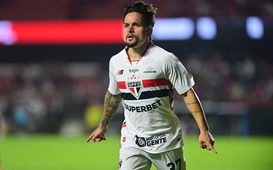Artur comemora gol pelo São Paulo