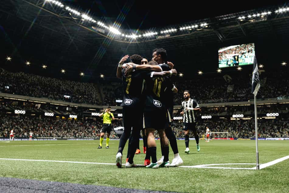 Atletas do Galo celebram gol contra o Bragantino (Foto: Pedro Souza / Atlético)