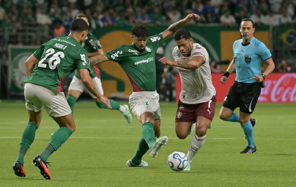 Barboza em dividida com Hulk em Palmeiras x Fluminense