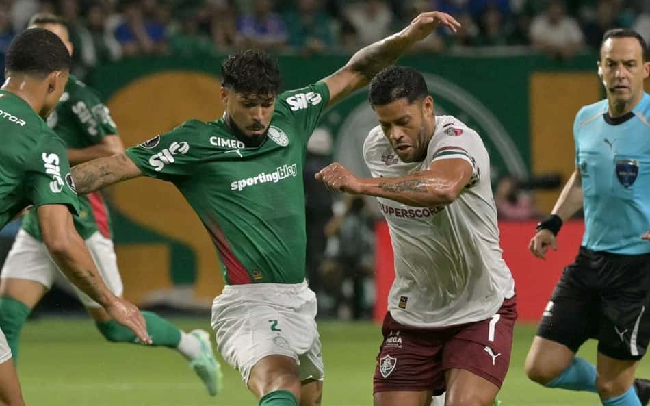 Barboza em dividida com Hulk em Palmeiras x Fluminense