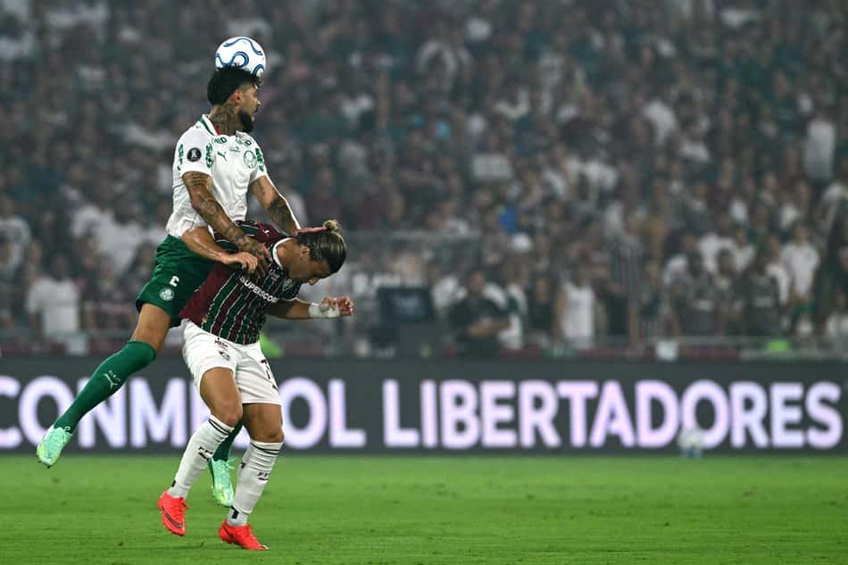Barboza em dividida com Canobbio em Fluminense x Palmeiras