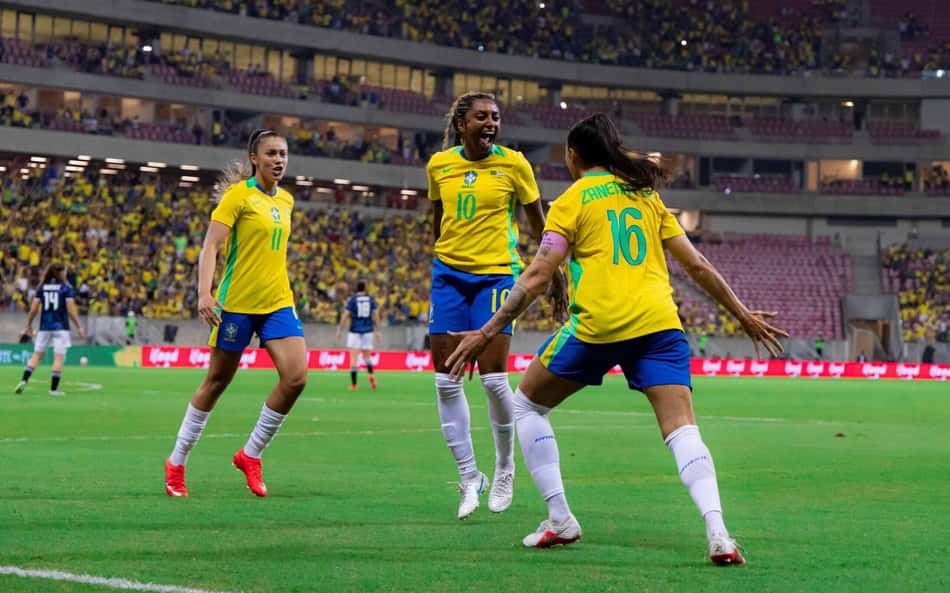 Jogadoras do Brasil comemorando gol contra a Argentina