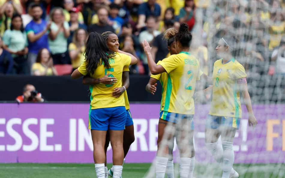Jogadoras do Brasil comemorando gol contra Argentina
