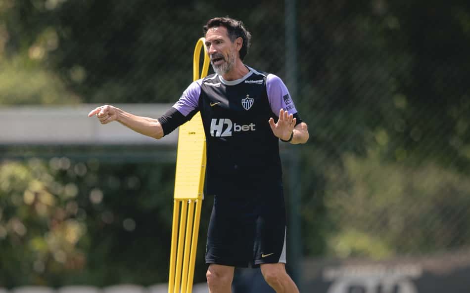 Barba dando orientações em treinamento (Foto: Pedro Souza / Atlético)