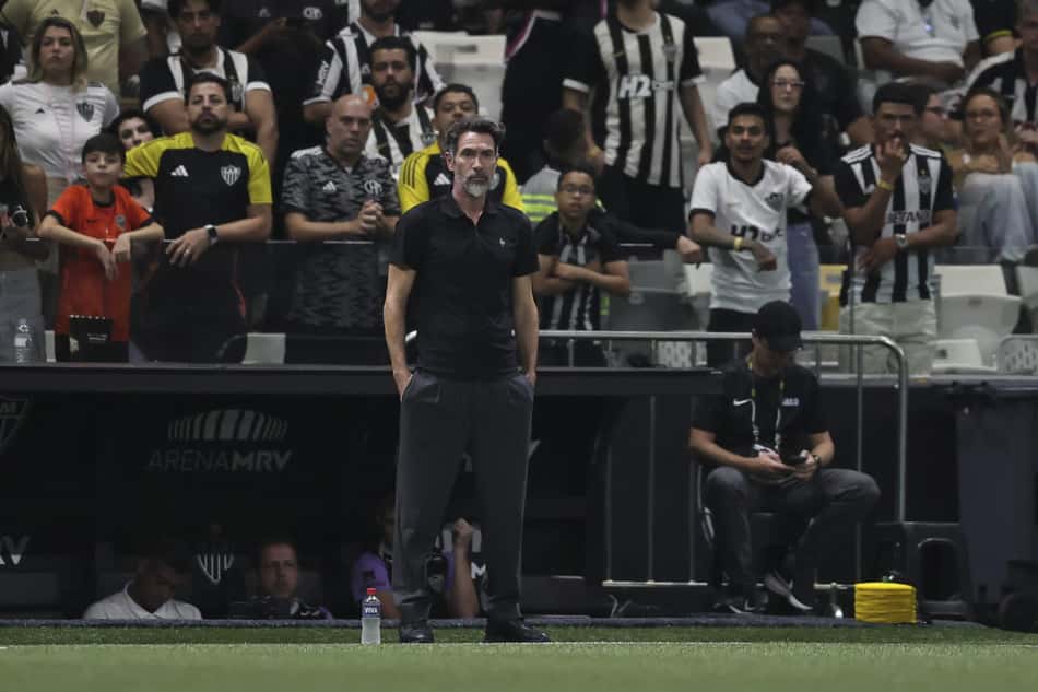 Técnico com barba em pé no campo, durante Atlético Mineiro x Cruzeiro, Arena MRV.