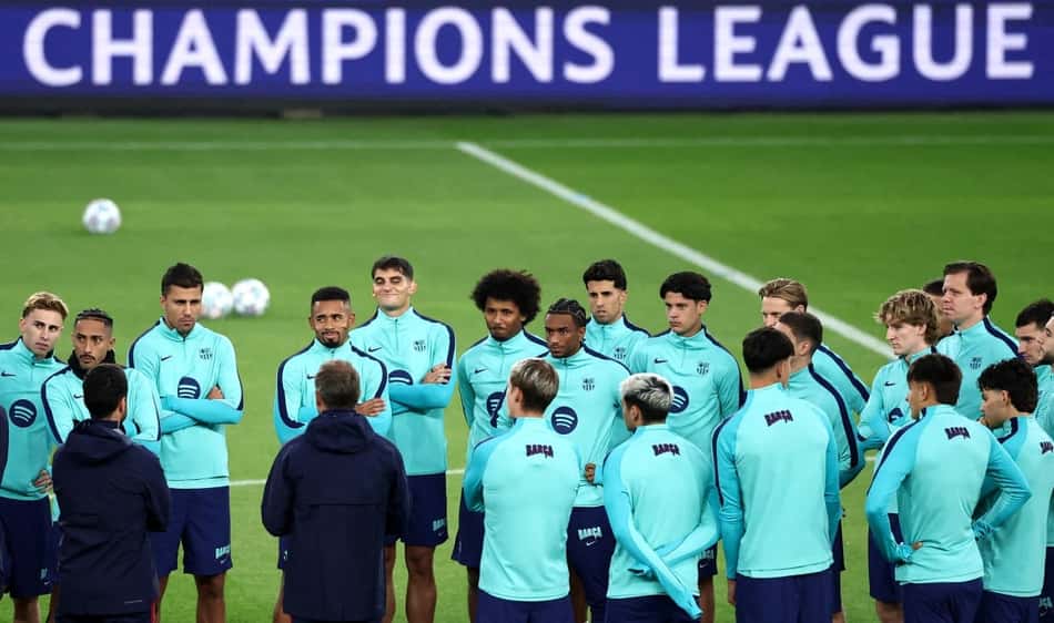O técnico alemão do Barcelona, ​​Hans-Dieter Flick, conversa com os jogadores do Barcelona durante um treino no estádio Parc des Princes, em Paris, em 19 de outubro de 2026, na véspera da partida da terceira rodada da Liga dos Campeões da UEFA entre Paris Saint-Germain (PSG) e FC Barcelona. (Foto de FRANCK FIFE / AFP) 
