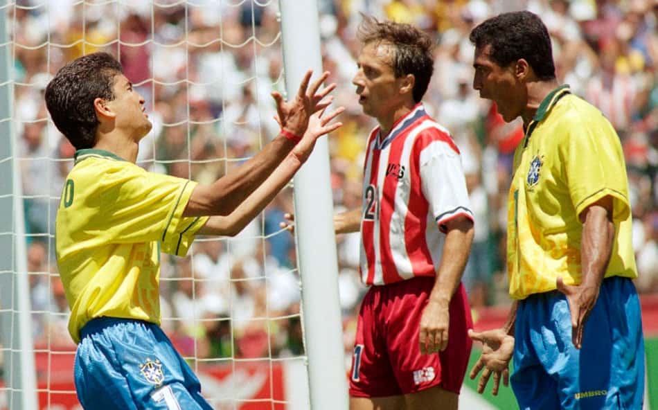 Bebeto e Romário comemoram gol do Brasil contra o Estados Unidos em 1994