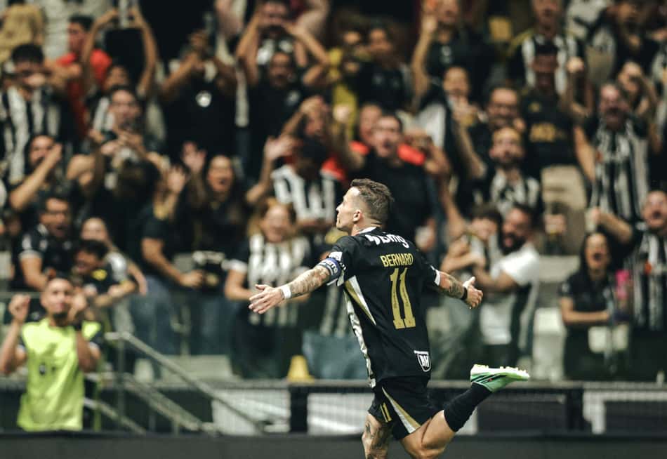 Bernard comemora o gol marcado pelo Atlético sobre o City Torque pela Sul-Americana