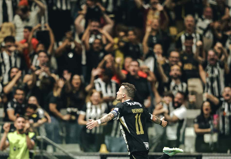 Bernard comemora o gol marcado pelo Atlético sobre o City Torque pela Sul-Americana