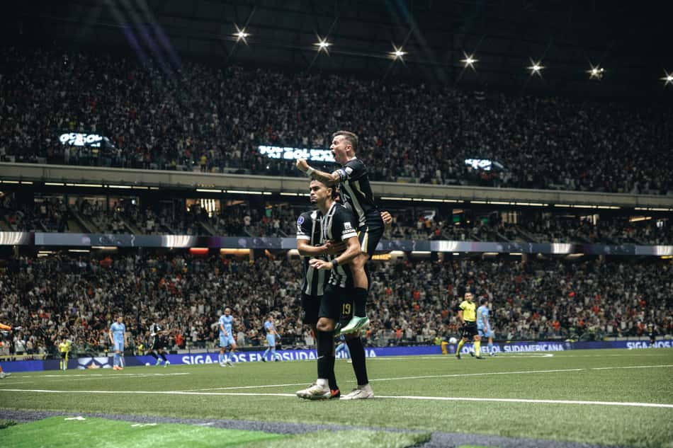 Bernard e Reinier celebram gol (Foto: Pedro Souza / Atlético)