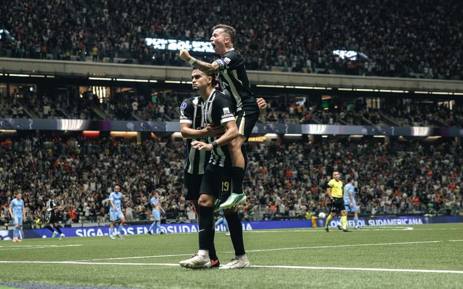 Bernard e Reinier celebram gol (Foto: Pedro Souza / Atlético)