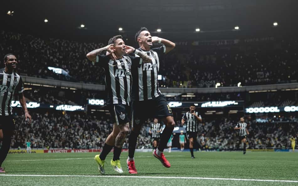 Bernard e Reinier comemorando gol (Foto: Pedro Souza / Atlético)