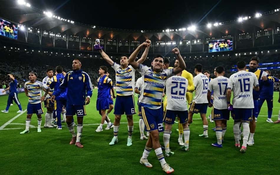 Elenco do Boca Juniors comemorando vitória em cima do Vasco, no Maracanã