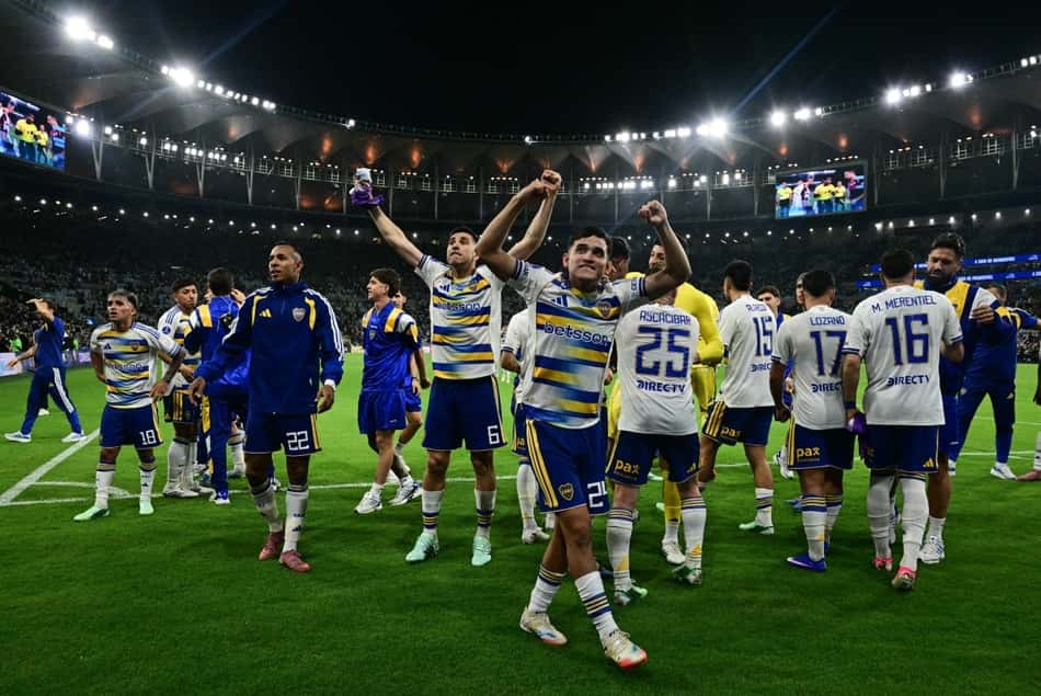 Elenco do Boca Juniors comemorando vitória em cima do Vasco, no Maracanã
