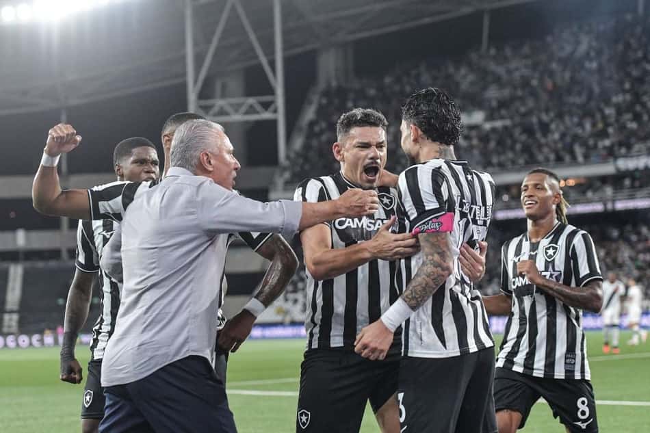 Botafogo abre a segunda-feira de Brasileirão contra o Coritiba (Foto: Thiago Ribeiro/AGIF/Folhapress)
