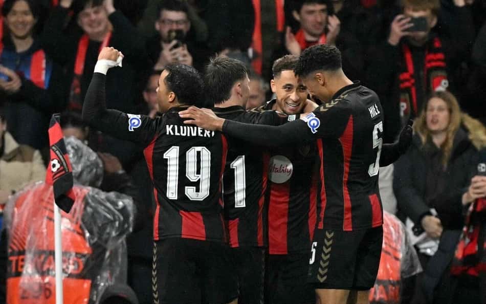 Jogadores do Bournemouth comemorando gol em vitória na Europa League