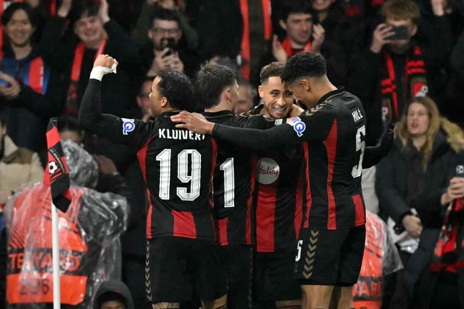 Jogadores do Bournemouth comemorando gol em vitória na Europa League