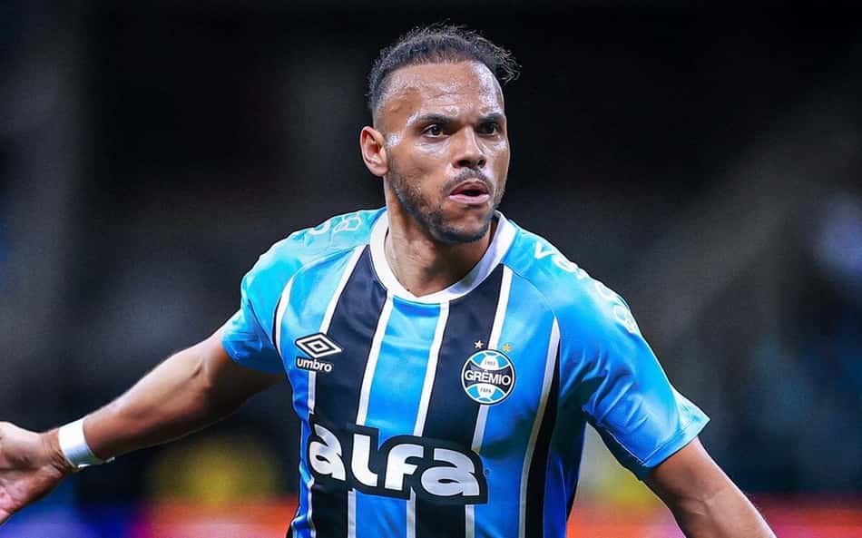 Braithwaite marca no fim e dá a vitória ao Grêmio