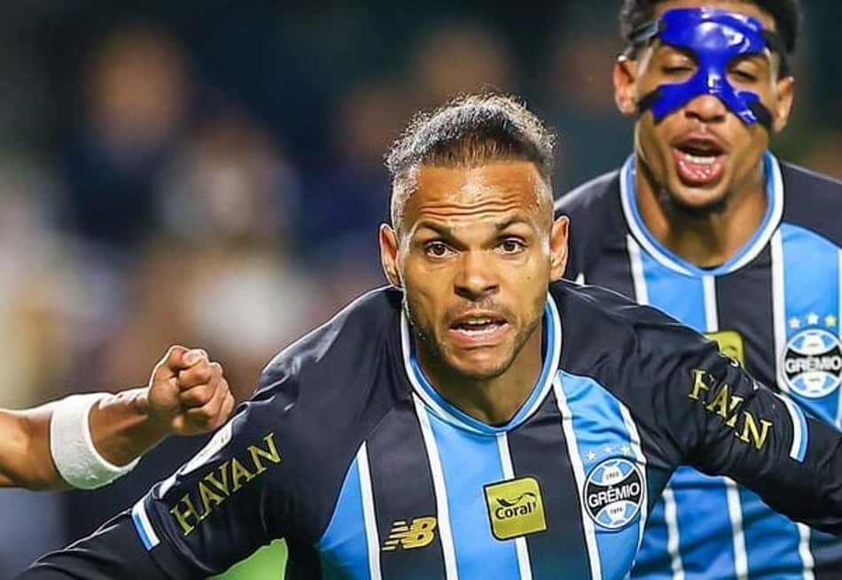 Braithwaite celebra o gol da vitória do Grêmio sobre o Coritiba.