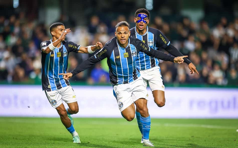 Braithwaite celebra o gol da vitória do Grêmio sobre o Coritiba.