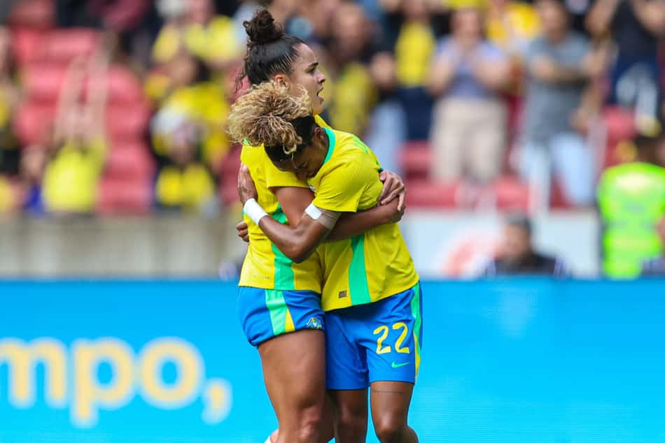 Luany Rosa, do Brasil, comemora o seu gol com Isabela Chagas durante o amistoso entre Brasil e Argentina, no Estadio Beira-Rio