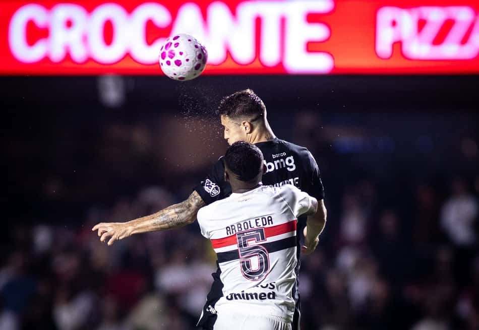 Bruno Duarte disputa a bola com Arboleda durante a derrota do Vasco para o São Paulo.