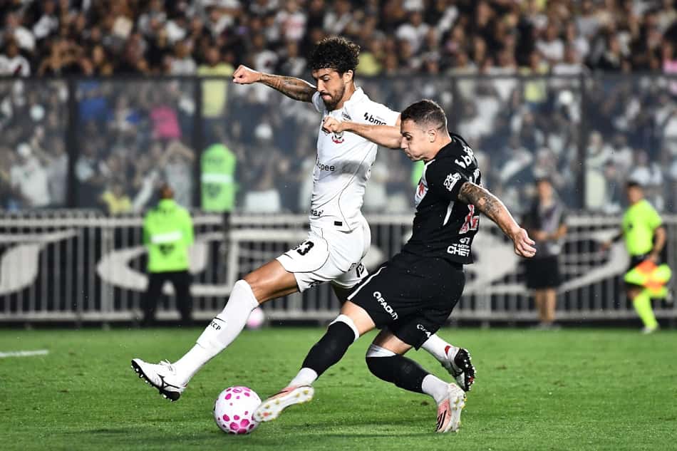 Bruno Duarte e Gustavo Henrique em ação no duelo entre Vasco e Corinthians