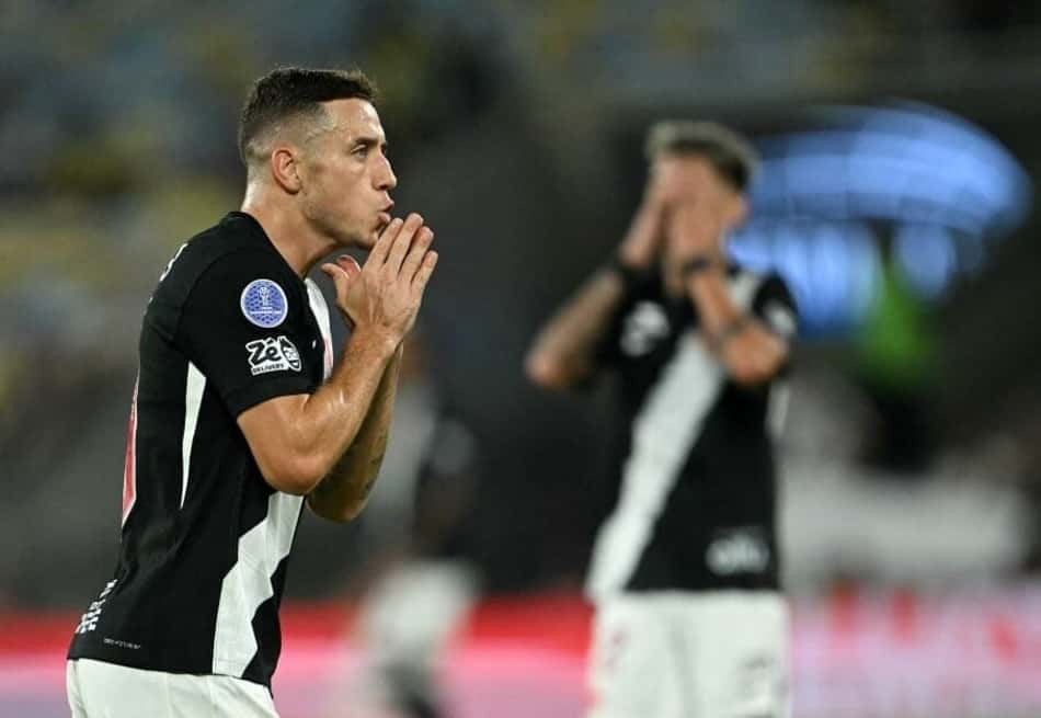 Bruno Duarte e Lescano desolados com a derrota do Vasco para o Boca